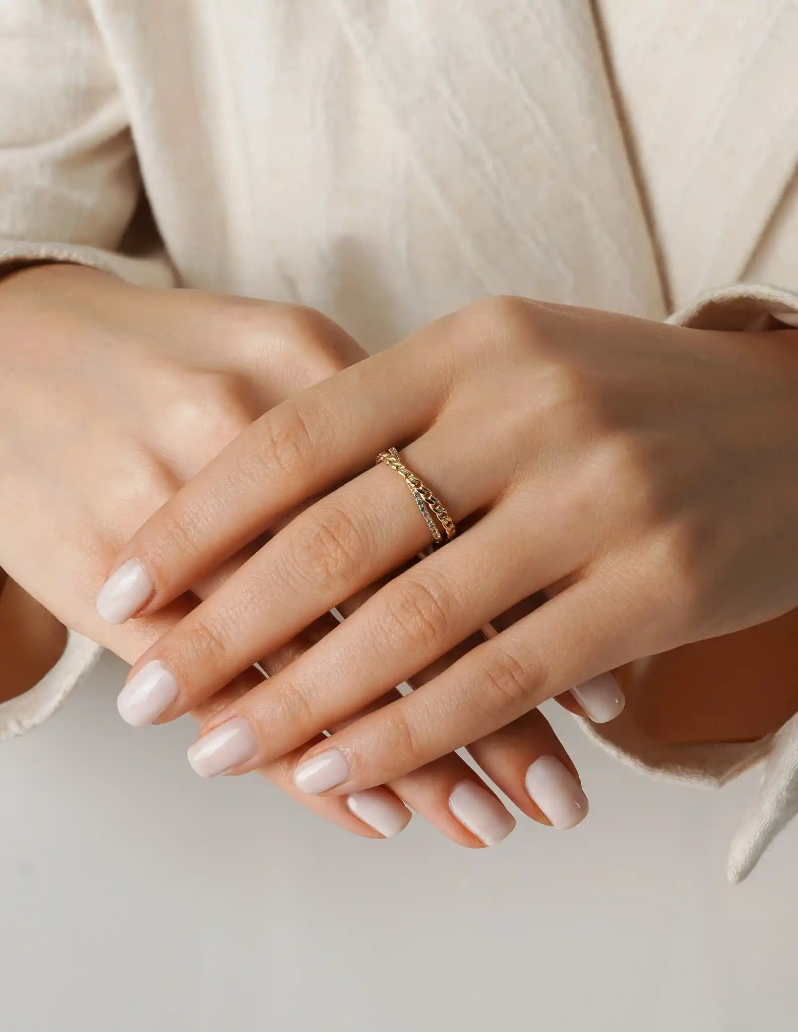 Taş ve Zincir Detaylı Altın Yüzük