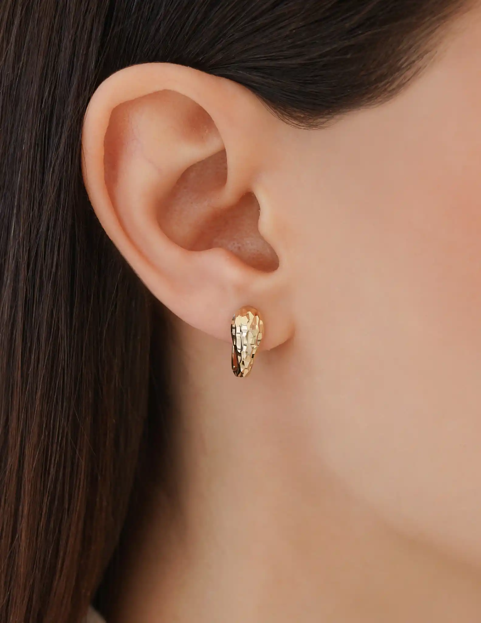 Altın Dövme Desenli Halka Küpe