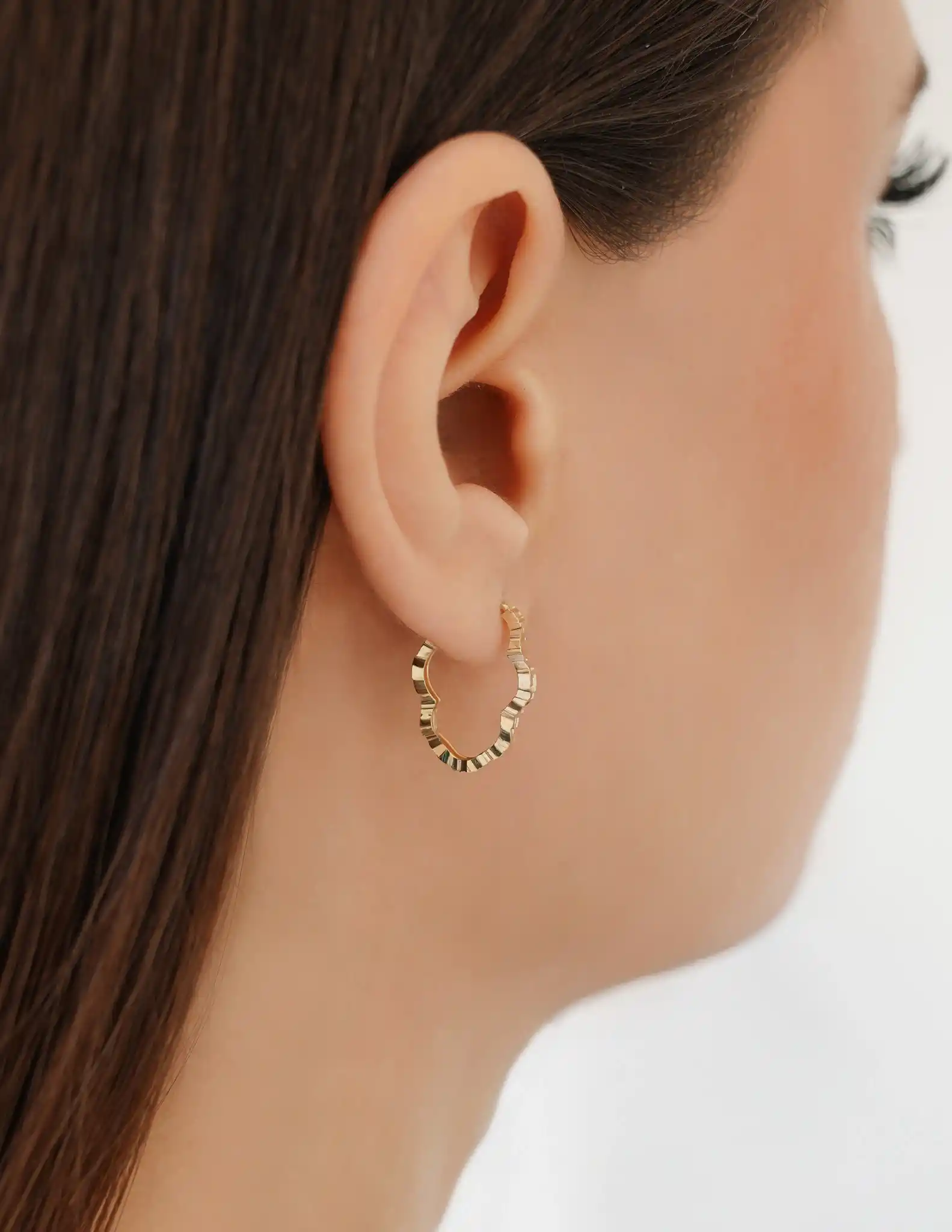 Dalgalı Altın Oval Halka Küpe