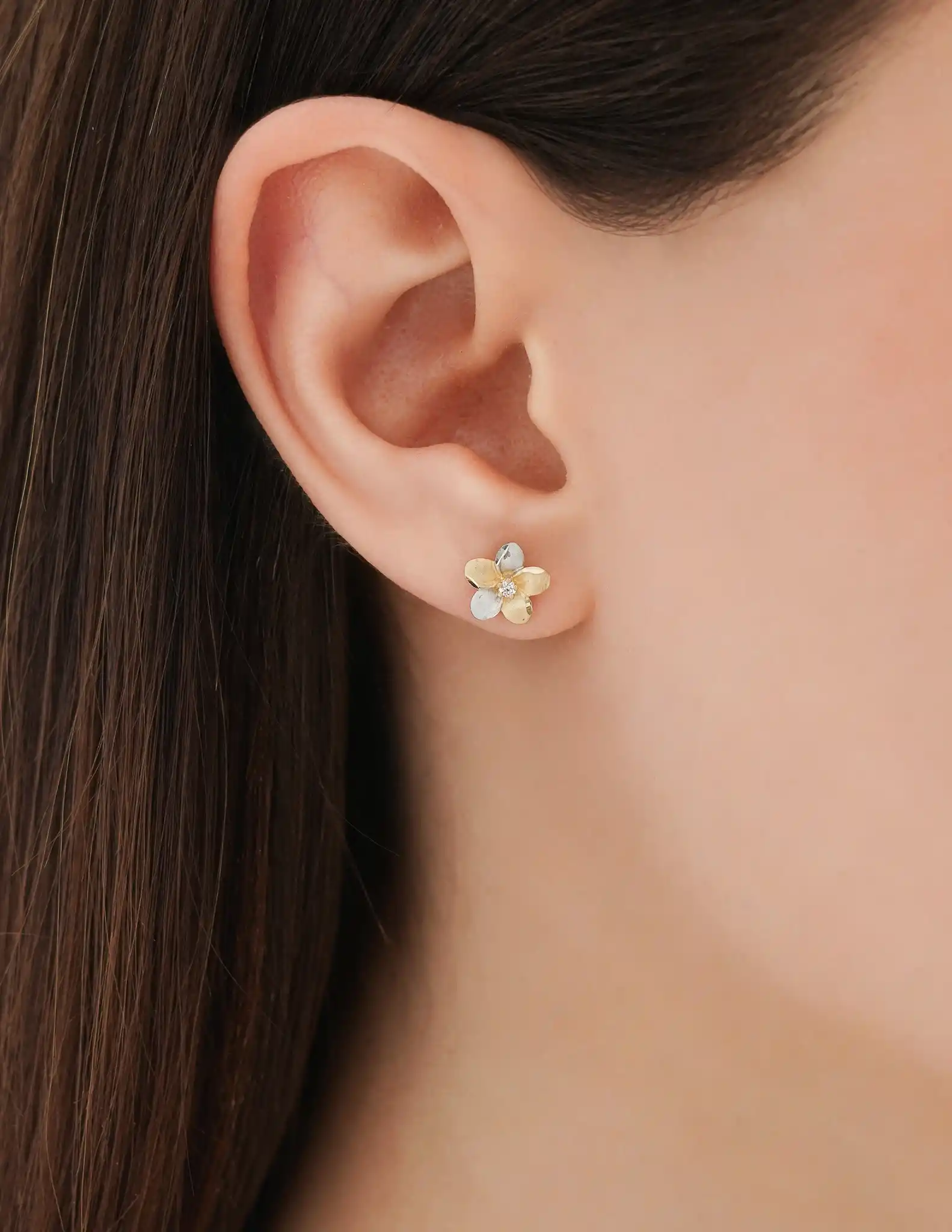 Beyaz Altın Detaylı Çiçek Küpe