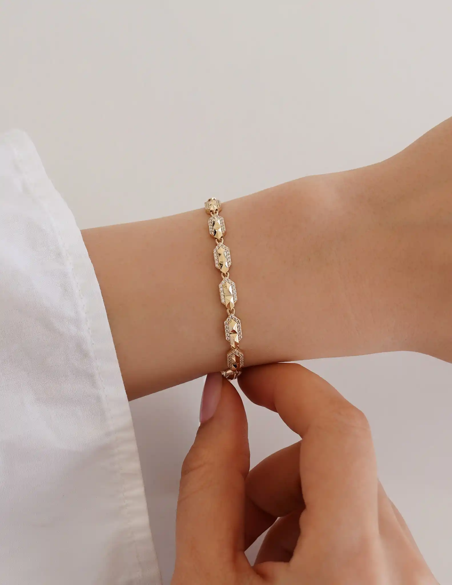 Taşlı Geo Formlu Altın Bileklik