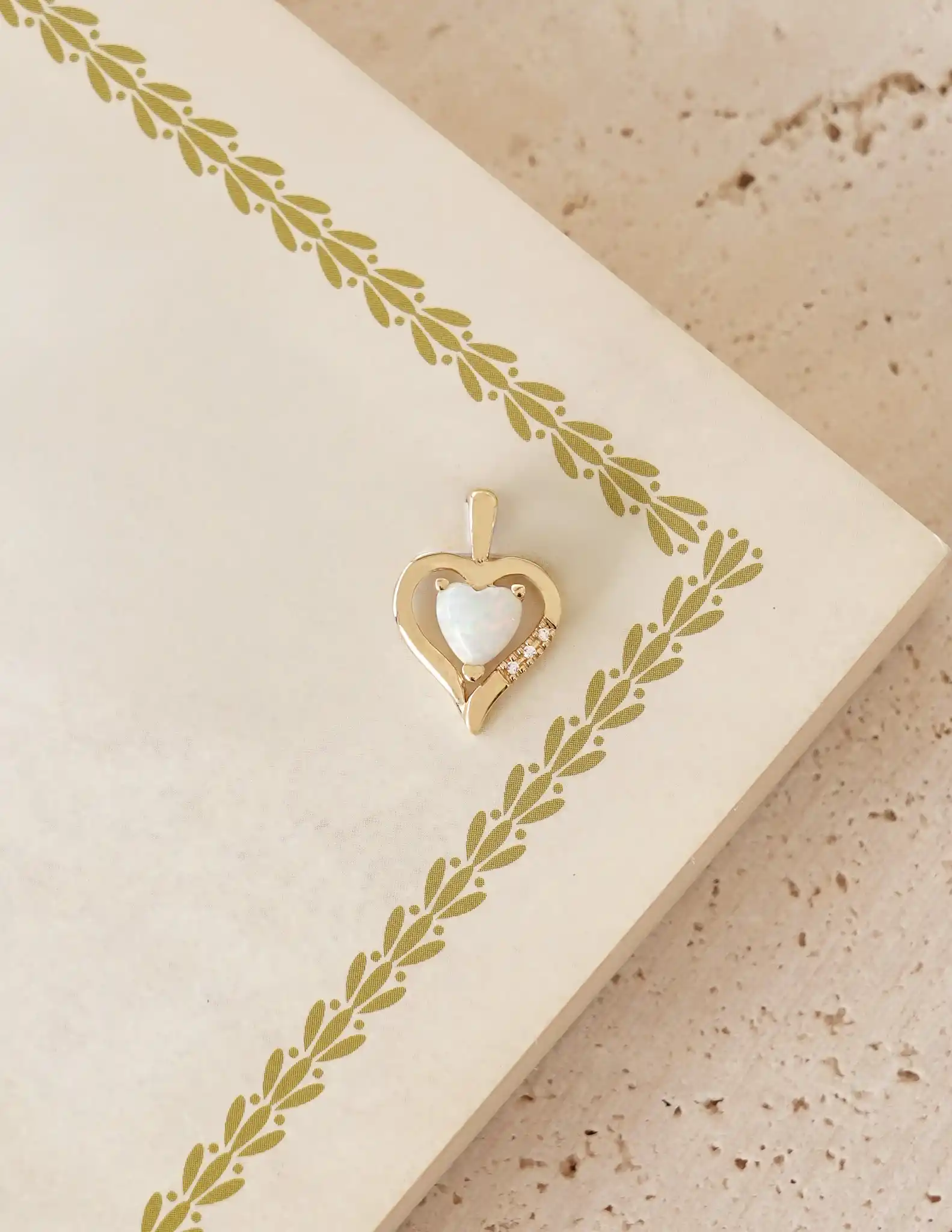 Hologram Taşlı Kalp Kolye Ucu