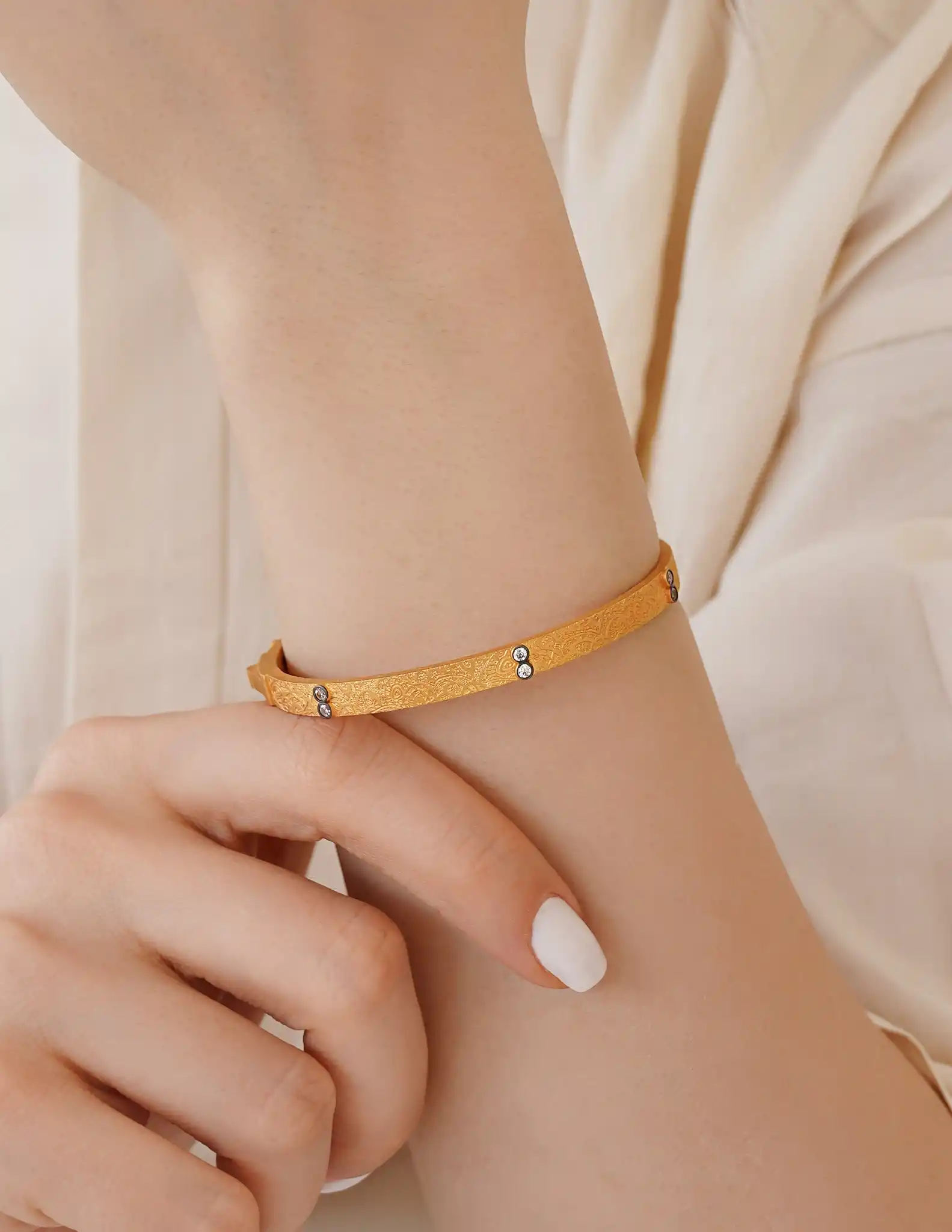 22 Ayar Etnik Desenli Taşlı Kelepçe Bileklik