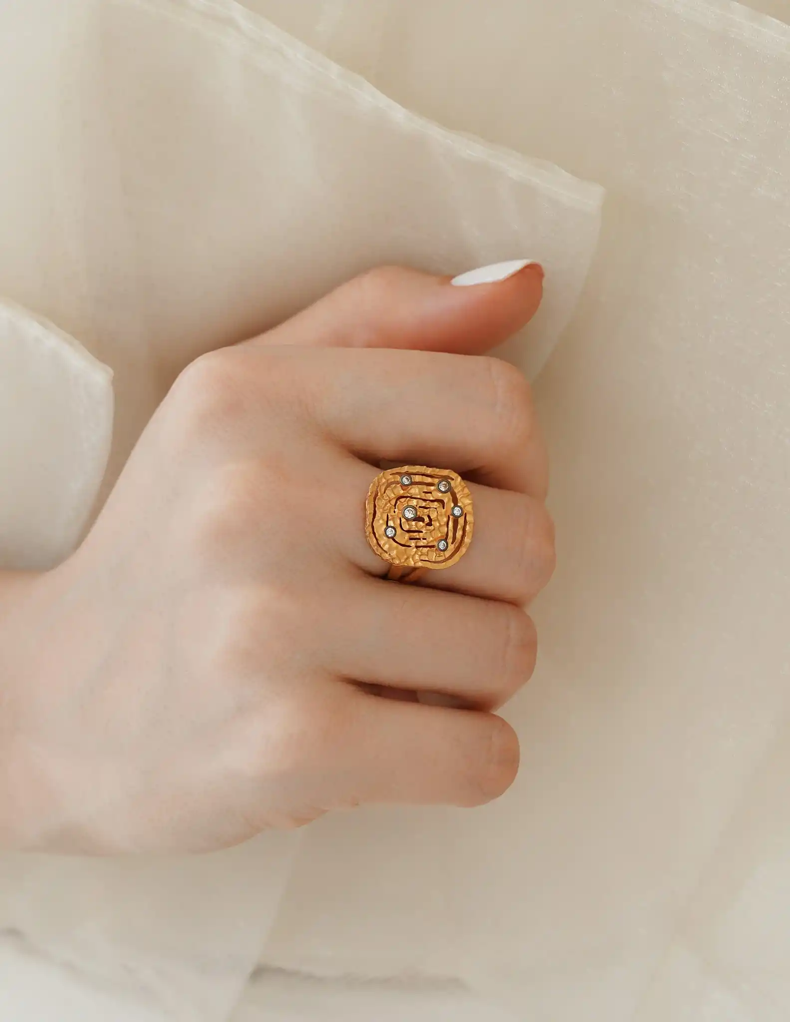 22 Ayar Taşlı Etnik Desenli Yüzük