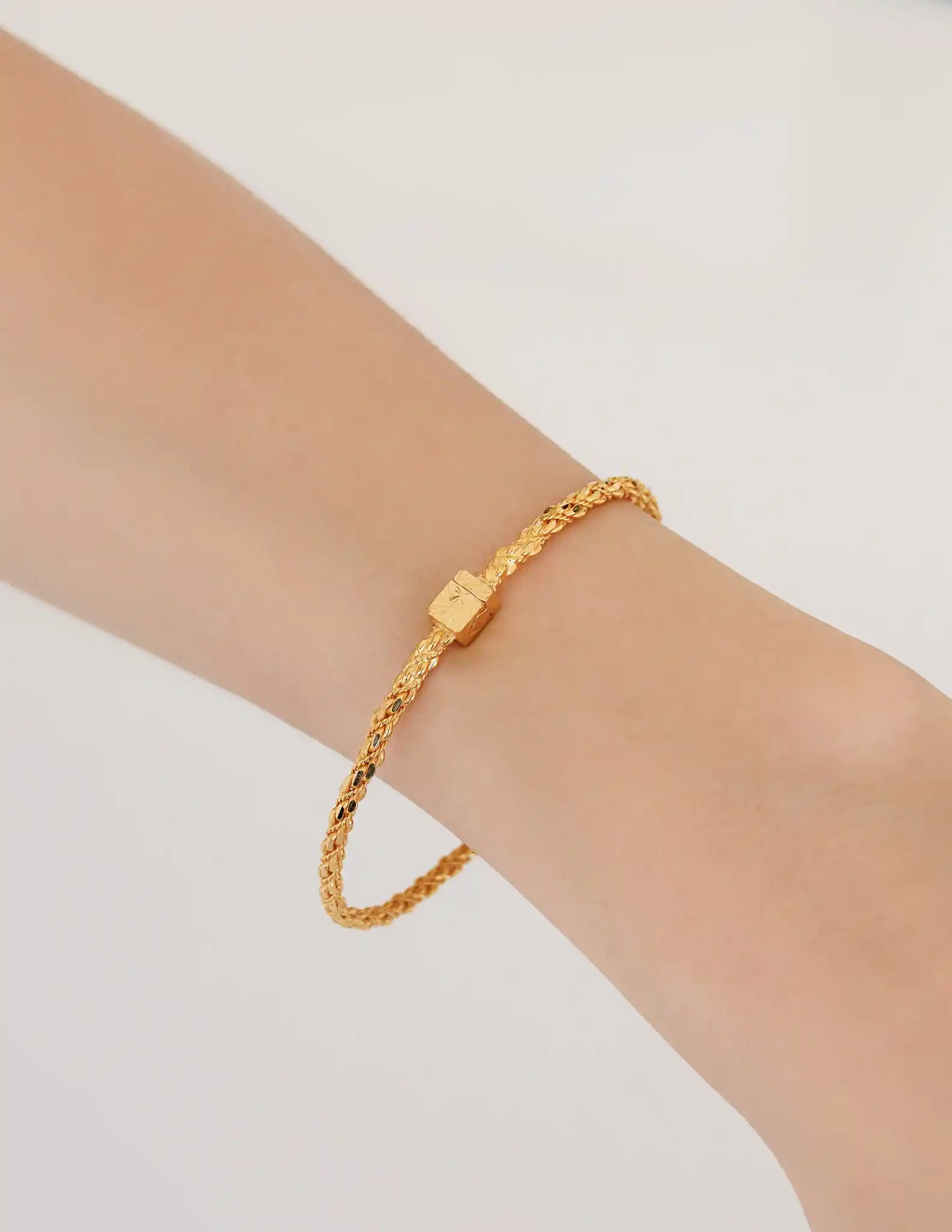 22 Ayar Küp Detaylı Altın Kelepçe Bileklik