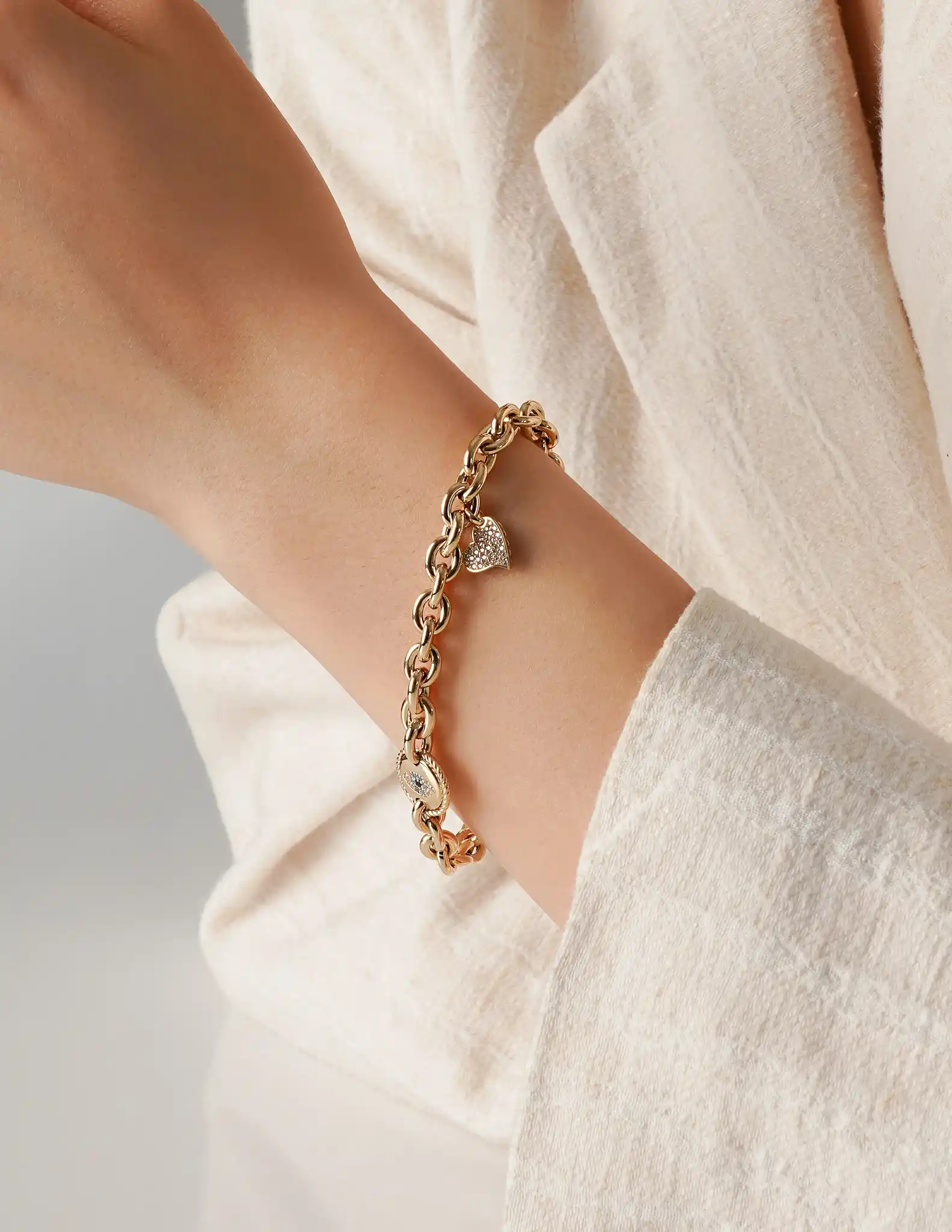 Taşlı Göz ve Kalp Detaylı Altın Bileklik