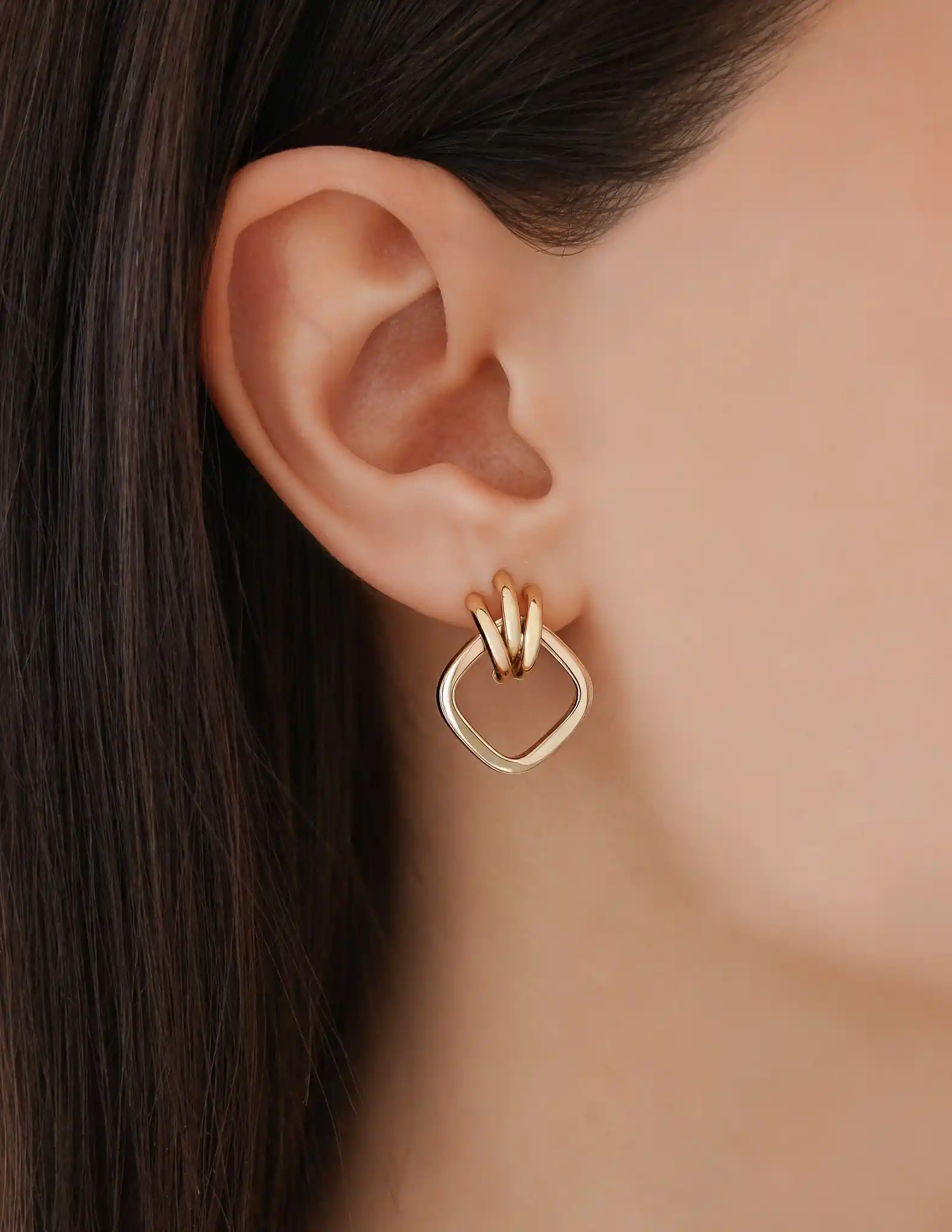 Dörtgen Sallantılı Altın Küpe