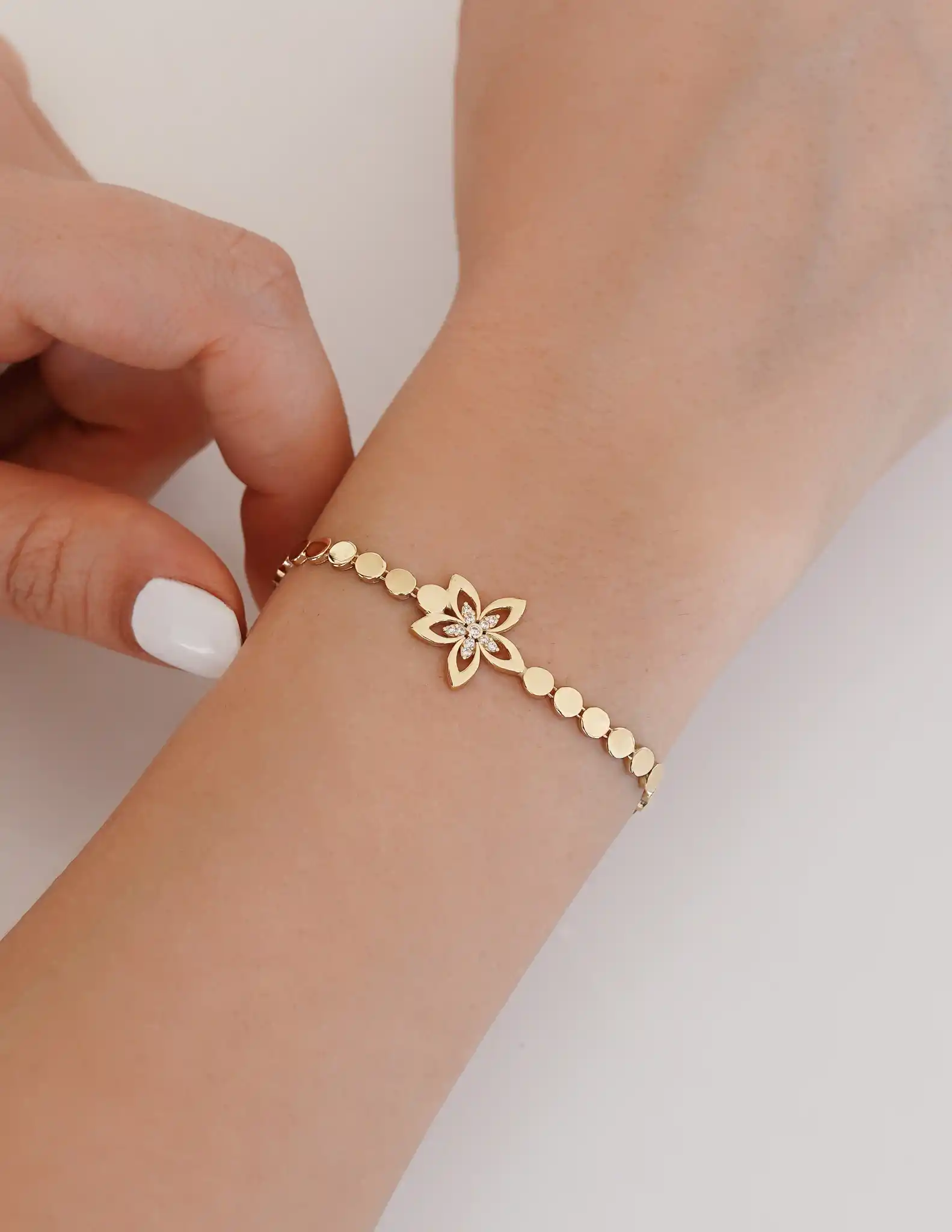 Taşlı Çiçek Figürlü Altın Bileklik