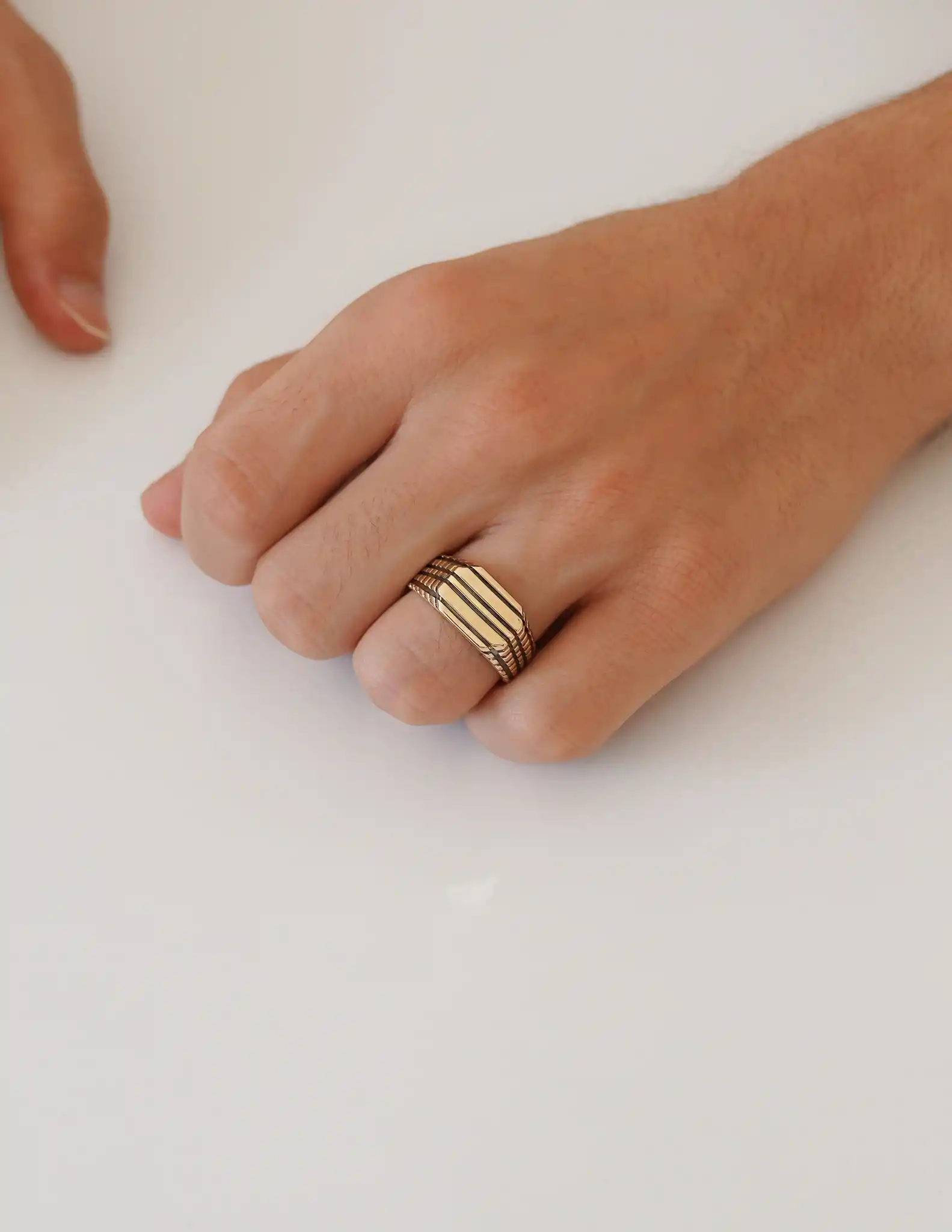 Çizgi Desenli Altın Erkek Yüzük