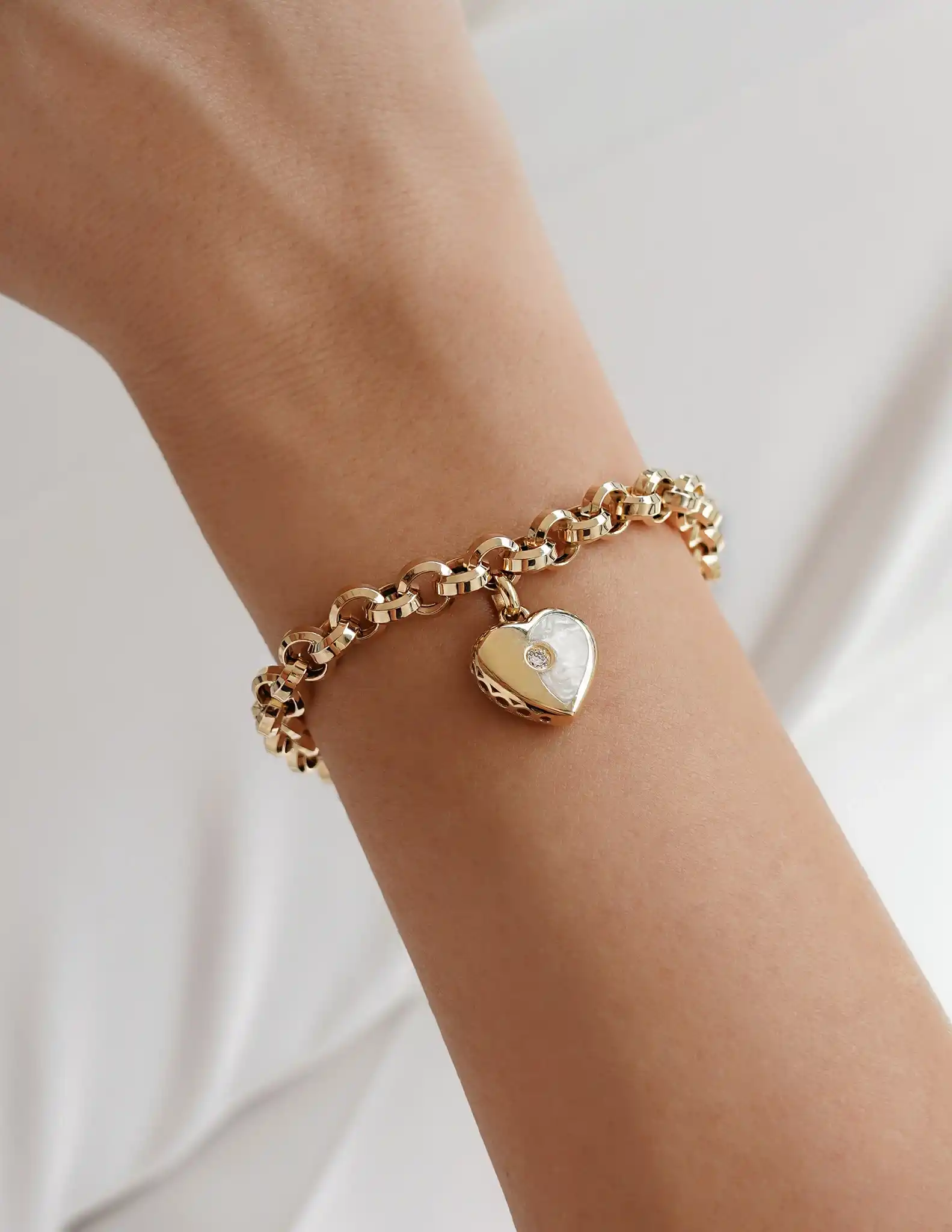 Mineli Kalp Sallantılı Altın Zincir Bileklik