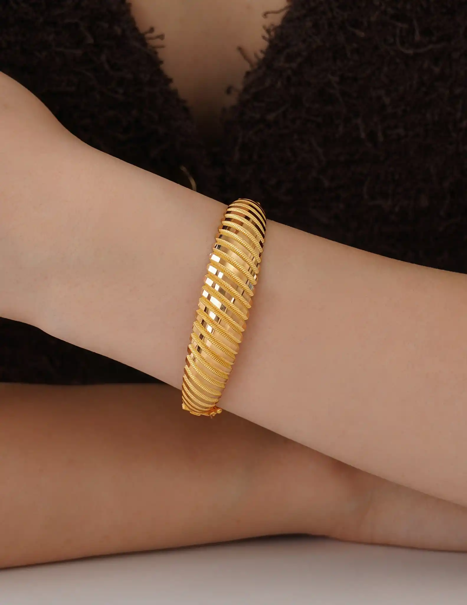 22 Ayar Altın Çizgi Desen Kelepçe Bileklik