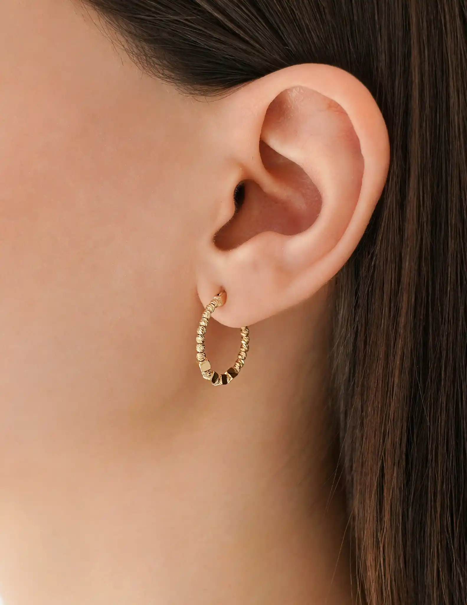 Dorika Toplu Küp Detaylı Altın Halka Küpe