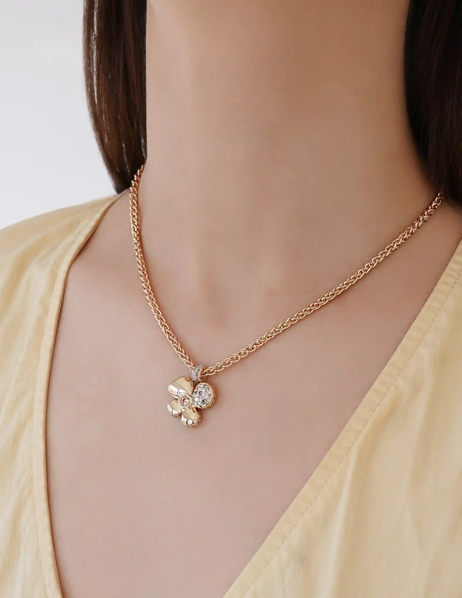 Taşlı Altın Çiçek Kolye