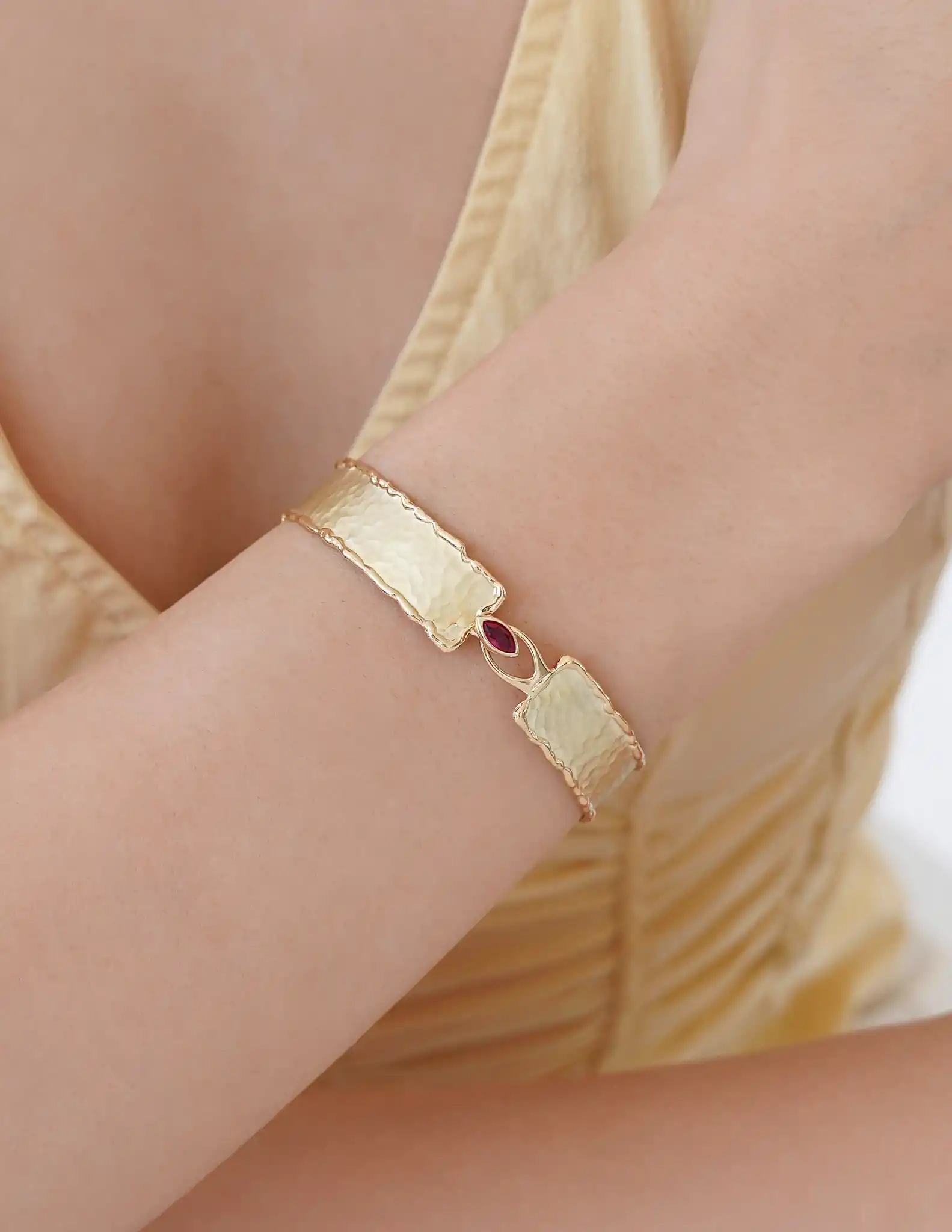 Pembe Taşlı Dövme Kelepçe Bileklik