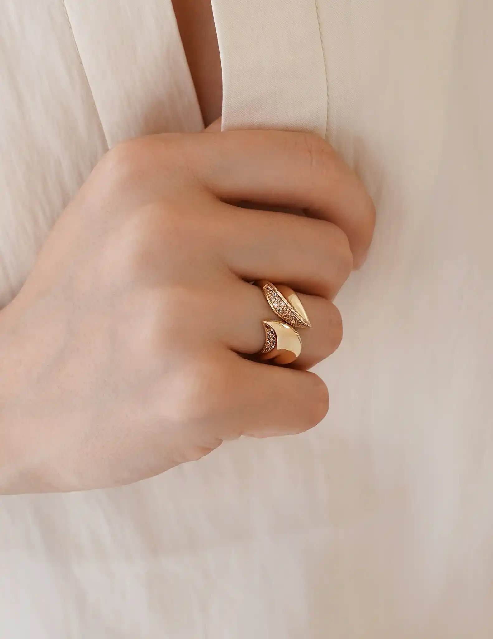 Taşlı Sarmal Altın Yüzük