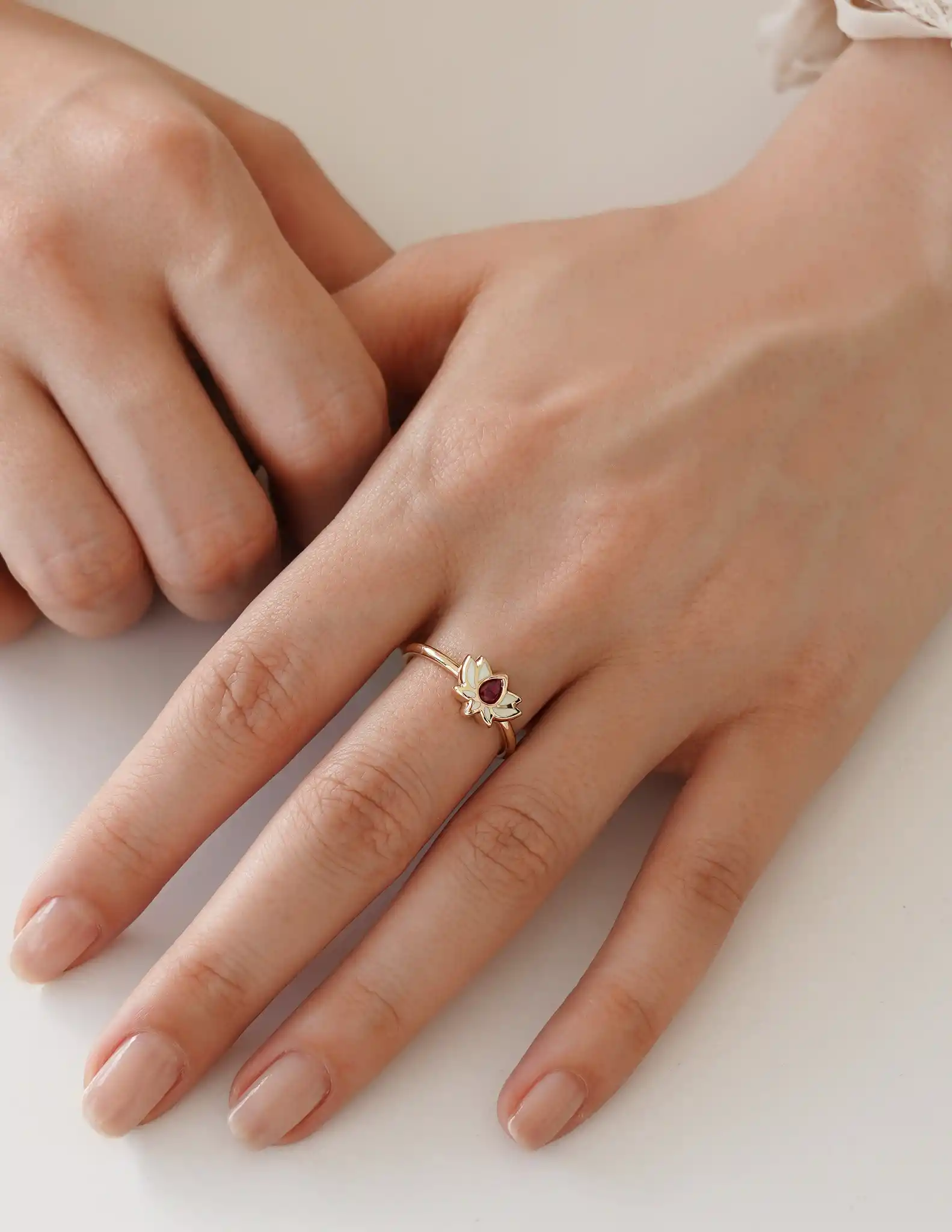 Taşlı Lotus Altın Yüzük