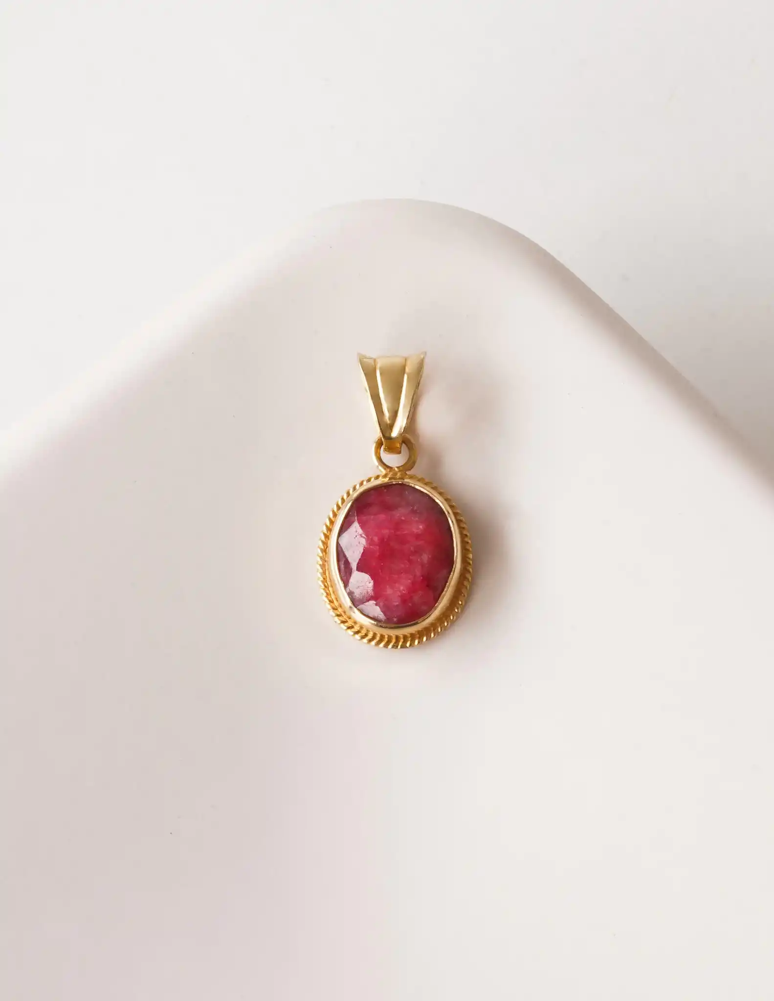 Kırmızı Taşlı Oval Kolye Ucu