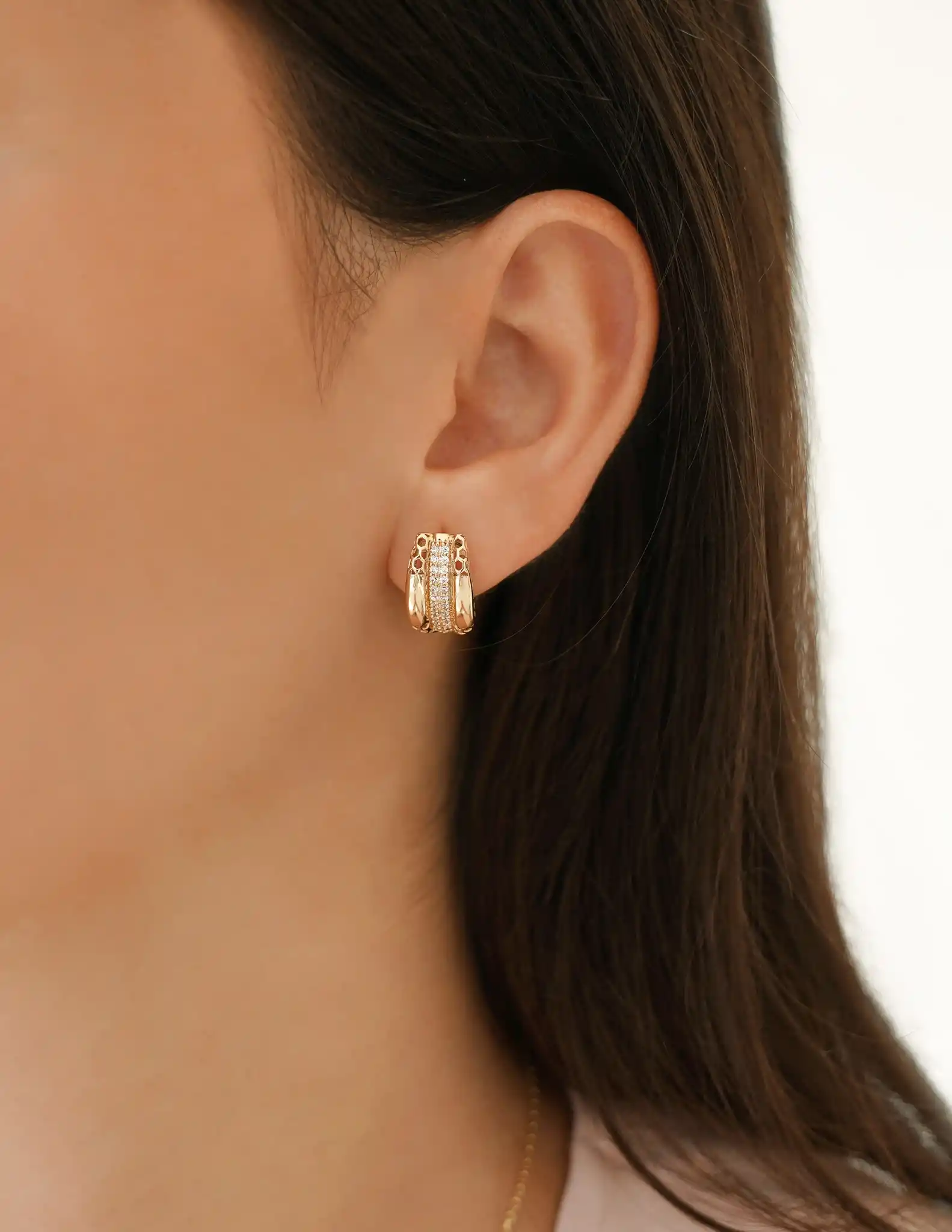 Taş Detaylı Altın Küpe