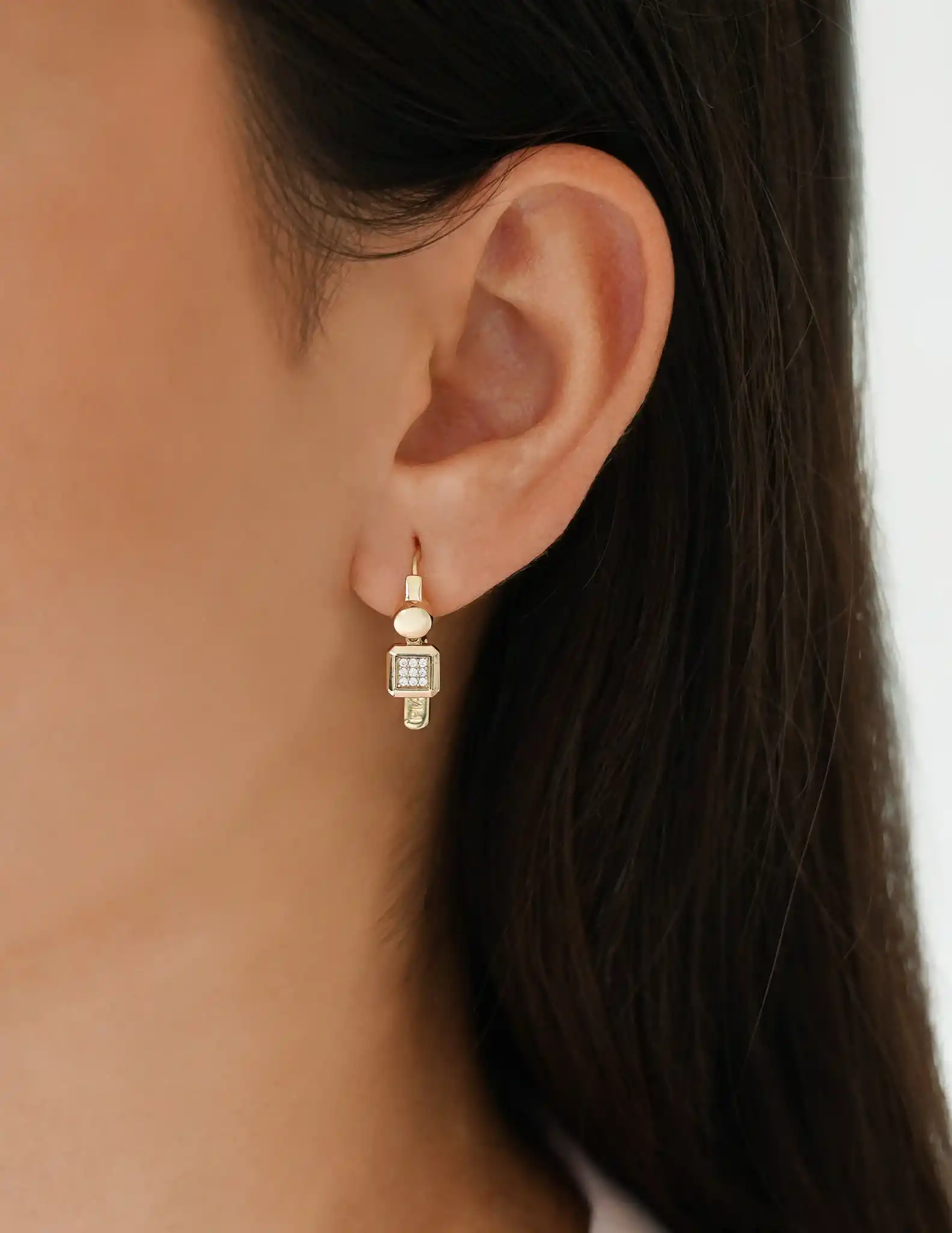 Taş Sallantılı Altın Küpe