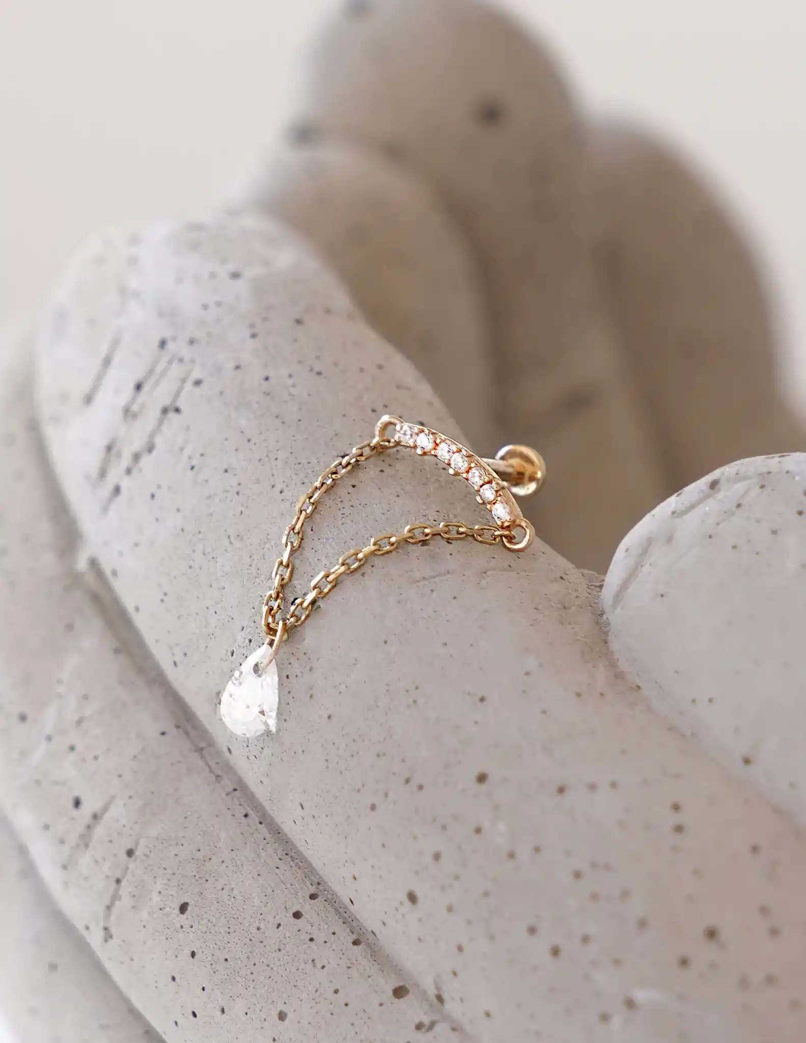 Taş Sallantılı Tragus Piercing