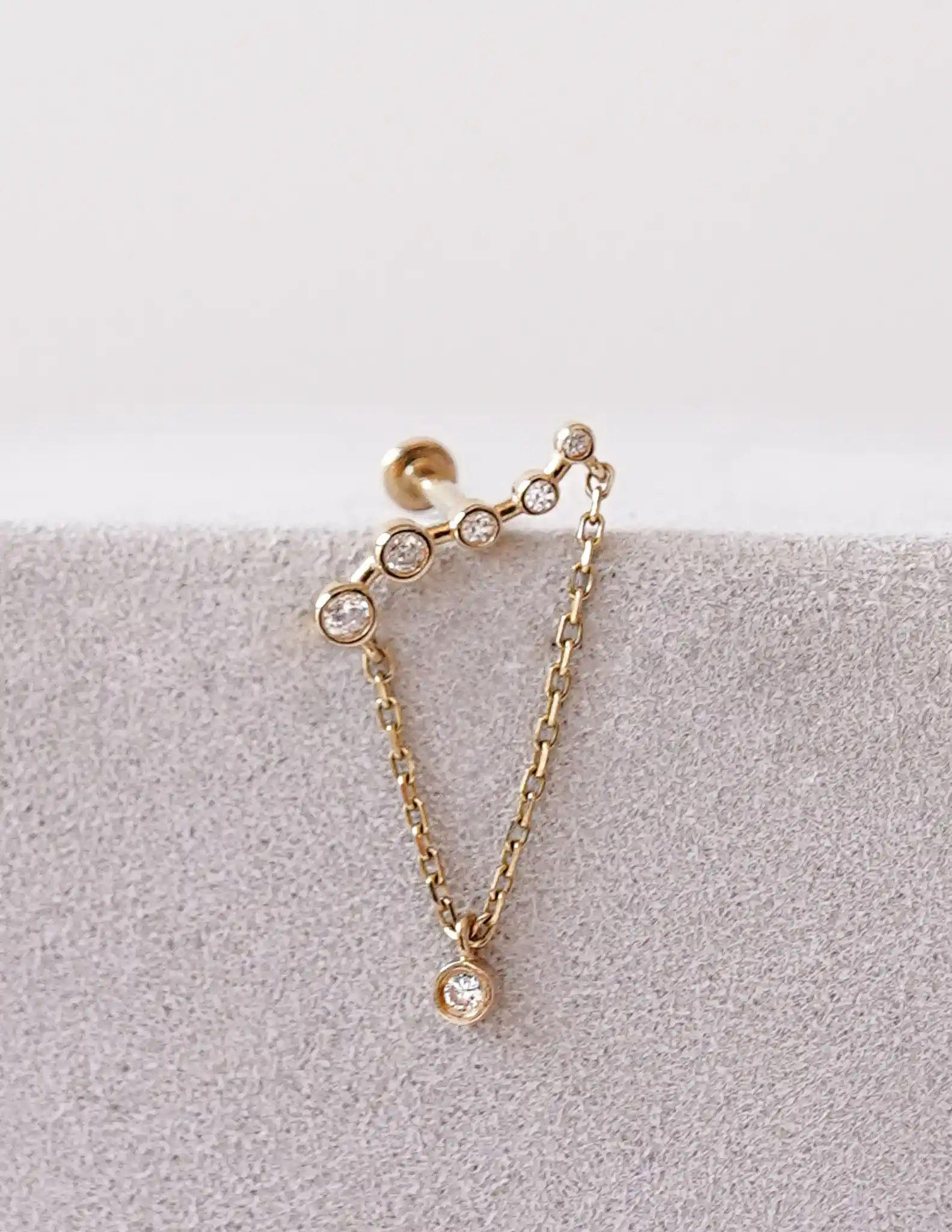 Zincir Sallantılı Tragus Piercing