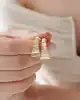Çizgi Desenli Hologramlı Altın Küpe