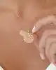 Plakalı Altın Çiçek Figürlü Kolye