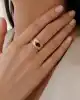 Taşlı Dövme Desenli Altın Yüzük