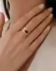Taşlı Dövme Desenli Altın Yüzük