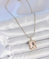 Shoecide 316l Çelik Gold Renk Zincir Pembe Mineli Çiçek İşlemli İnci Detay Portre Model Kadın Kolye
