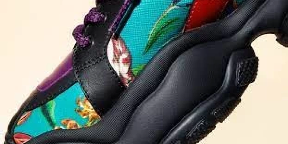 İtalyan Zarafeti ve Lüksün İfadesi: Versace Ayakkabıları