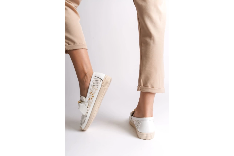 LYDIA Bağcıksız Ortopedik Rahat Taban Çiçek Desenli Babet Ayakkabı KT Beyaz