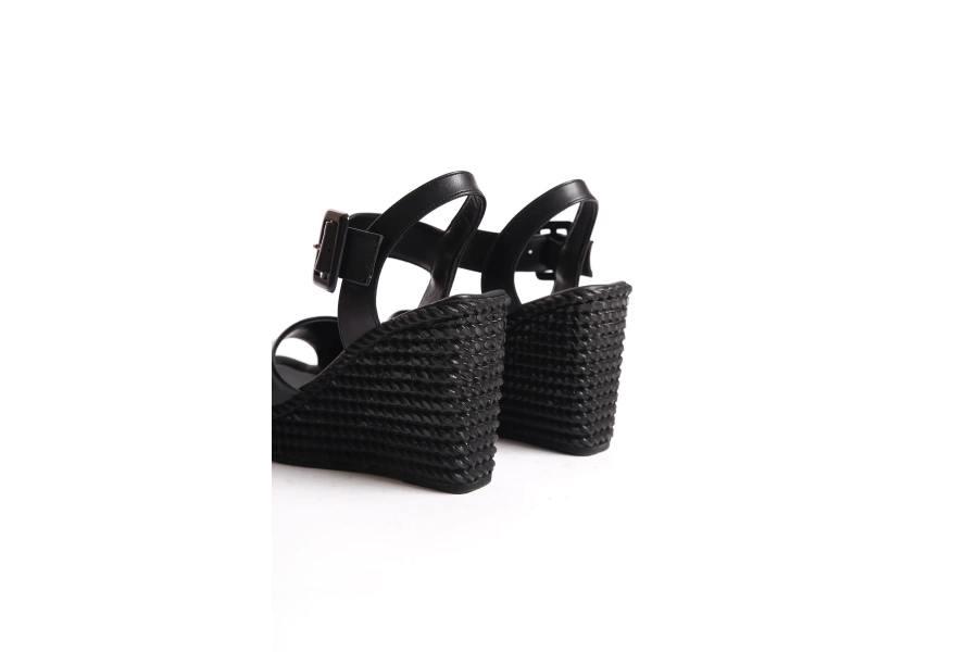 PERLA Tokalı Lastikli Dolgu Topuklu Ortopedik Taban Hasır Görünümlü Kadın Sandalet ST Siyah