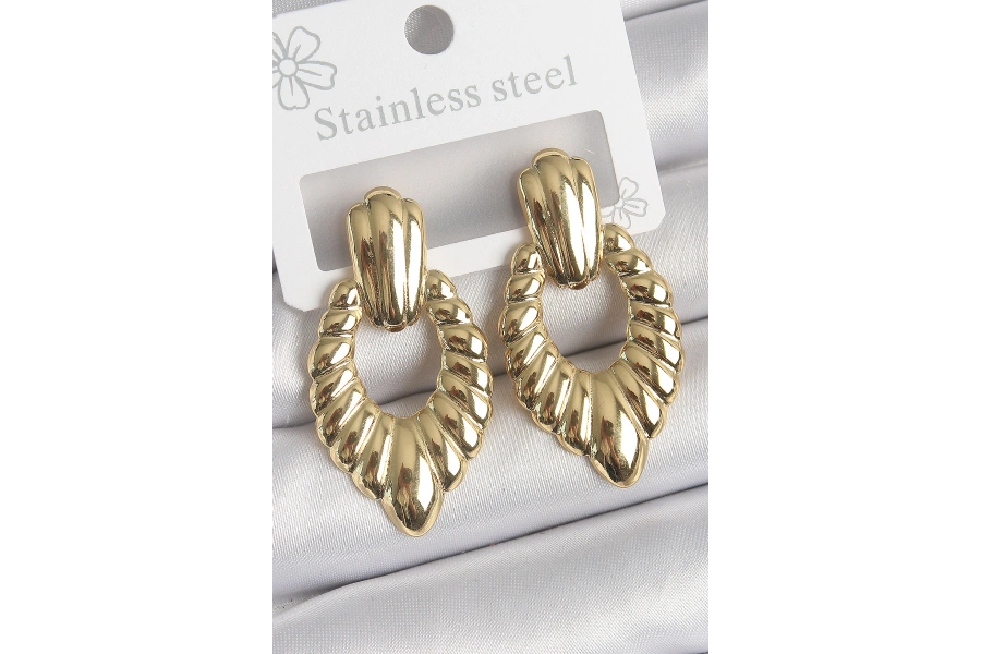 Shoecide 316 Çelik Gold Renk İşlemeli Motiif Model Kadın Küpe
