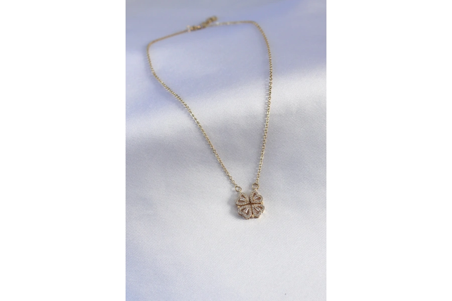 Shoecide 316l Çelik Gold Renk Açılır Zirkon Taşlı Yonca Model Kadın Kolye