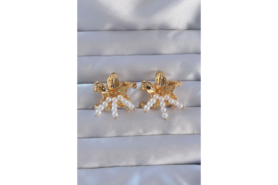 Shoecide 316l Çelik Gold Renk İnci Aksesuarlı Çiçek Model Küpe