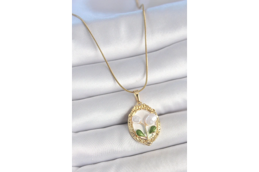 Shoecide 316l Çelik Gold Renk Zincir Beyaz Mineli İncili Çiçek İşlemeli Portre Model Kadın Kolye