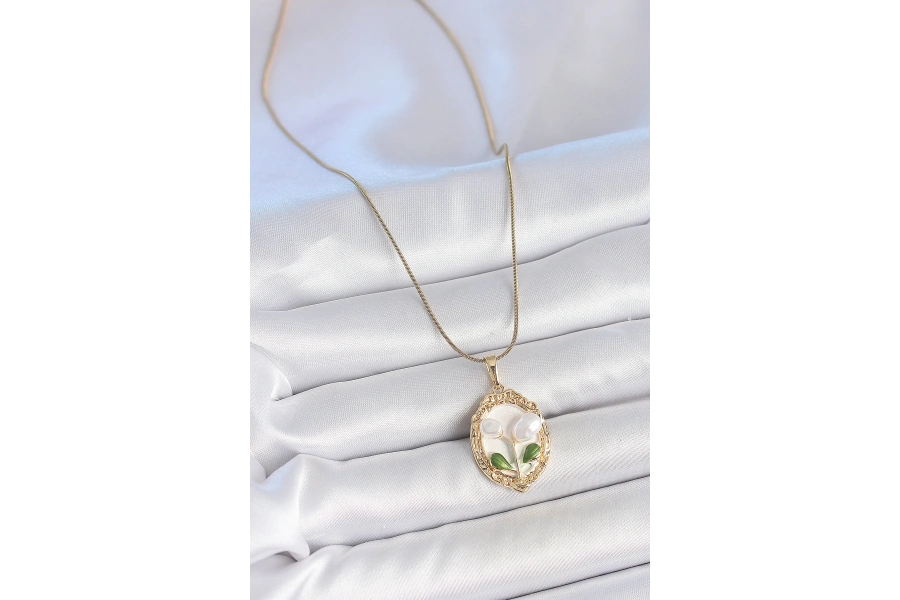 Shoecide 316l Çelik Gold Renk Zincir Beyaz Mineli İncili Çiçek İşlemeli Portre Model Kadın Kolye