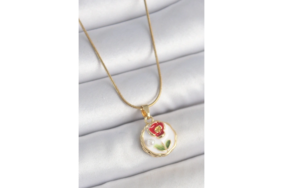 Shoecide 316l Çelik Gold Renk Zincir Beyaz Minimal Çiçek İşlemeli İnci Detay Portre Model Kadın Kolye