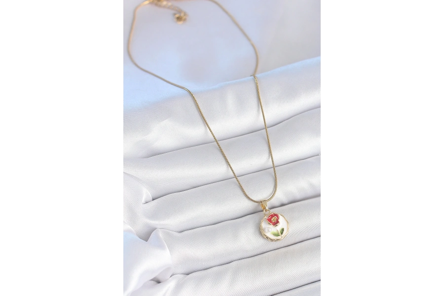 Shoecide 316l Çelik Gold Renk Zincir Beyaz Minimal Çiçek İşlemeli İnci Detay Portre Model Kadın Kolye