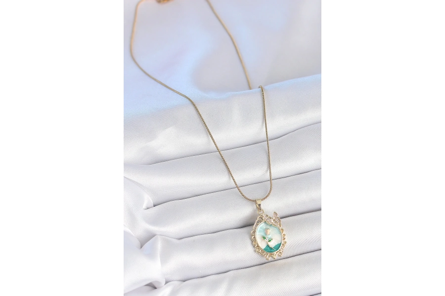 Shoecide 316l Çelik Gold Renk Zincir Mavi Mineli Çiçek İşlemeli Zirkon Taş Detaylı Portre Model Kadın Kolye
