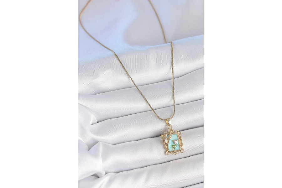 Shoecide 316l Çelik Gold Renk Zincir Mavi Mineli Çiçek İşlemeli Zirkon Taşlı Kelebek Detay Portre Model Kadın Kolye