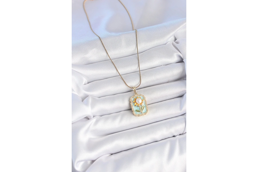 Shoecide 316l Çelik Gold Renk Zincir Mavi Mineli İncili Papatya İşlemeli Portre Model Kadın Kolye