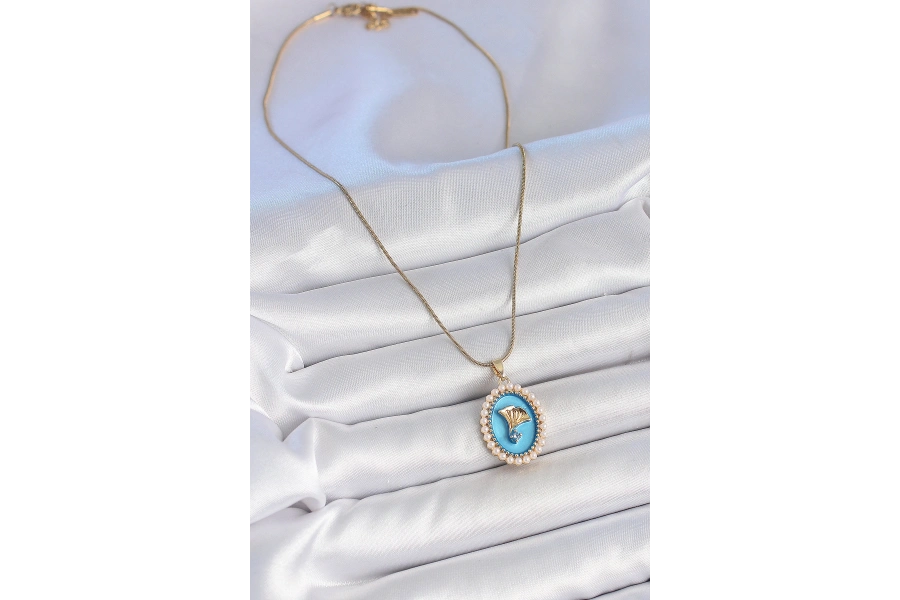 Shoecide 316l Çelik Gold Renk Zincir Mavi Mineli İncili Zirkon Taşlı Çiçek İşlemeli Portre Model Kadın Kolye