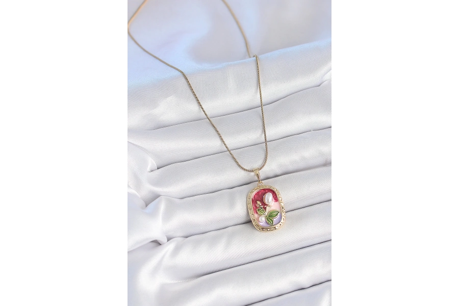 Shoecide 316l Çelik Gold Renk Zincir Mix Renk İncili Çiçek İşlemeli Portre Model Kadın Kolye