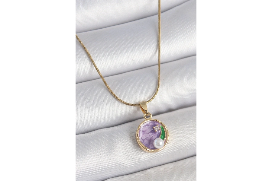 Shoecide 316l Çelik Gold Renk Zincir Mor Çiçek İşlemeli Zirkon Taş İnci Detaylı Minimal Portre Model Kadın Kolye