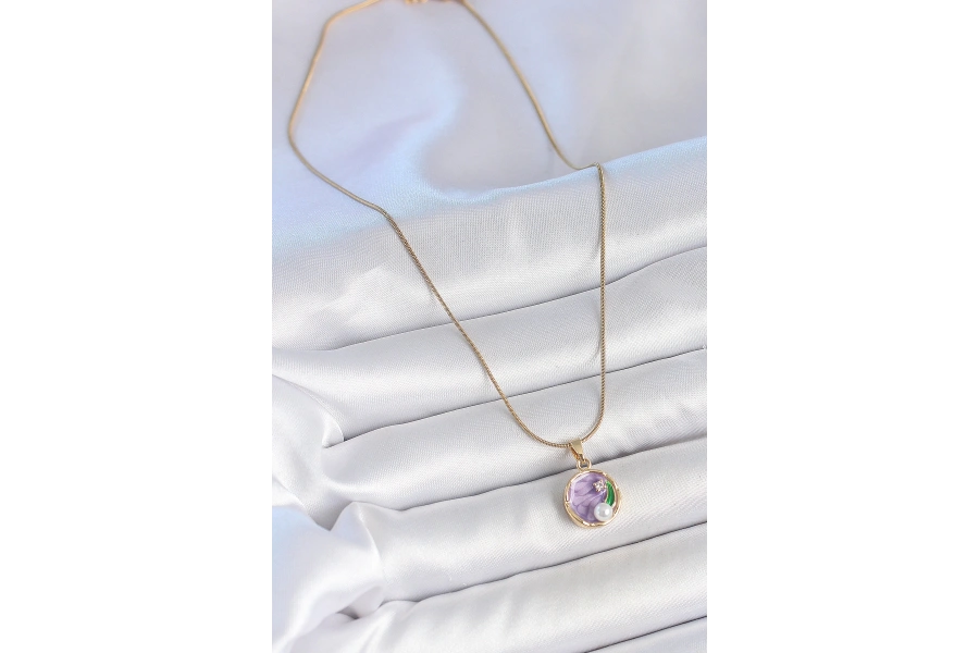Shoecide 316l Çelik Gold Renk Zincir Mor Çiçek İşlemeli Zirkon Taş İnci Detaylı Minimal Portre Model Kadın Kolye