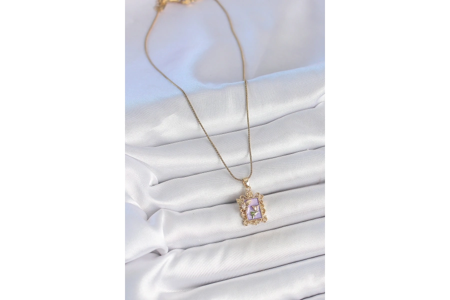 Shoecide 316l Çelik Gold Renk Zincir Mor Mineli Çiçek İşlemeli Zirkon Taşlı Kelebek Detay Portre Model Kadın Kolye
