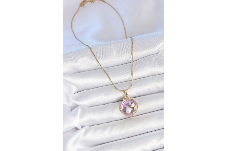 Shoecide 316l Çelik Gold Renk Zincir Mor Mineli İncili Çiçek İşlemeli Portre Model Kadın Kolye
