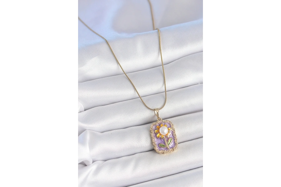 Shoecide 316l Çelik Gold Renk Zincir Mor Mineli İncili Papatya İşlemeli Portre Model Kadın Kolye